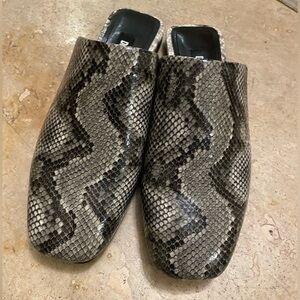 DKNY snake skin 
Leather Square
Toe Flat Slide